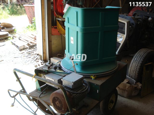 Hay/Forage/Livestock  WIC Electric Bale Chopper Photo