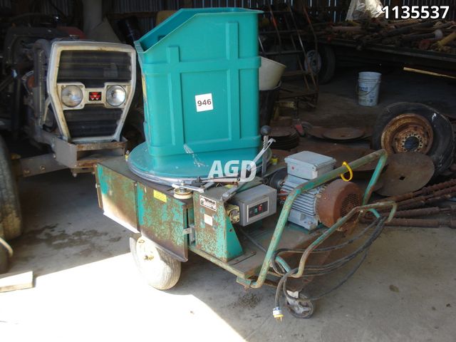 Hay/Forage/Livestock  WIC Electric Bale Chopper Photo