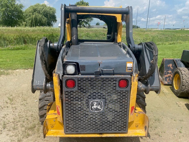 Landscape & Construction  We Finance All Types of Credit! - 2015 JOHN DEERE 320E SKID STEER LOADER Photo