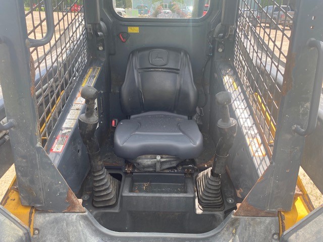 Landscape & Construction  We Finance All Types of Credit! - 2015 JOHN DEERE 320E SKID STEER LOADER Photo