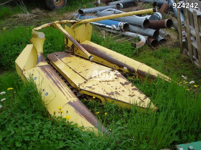 Harvesting Equipment  New Holland Corn Head Photo