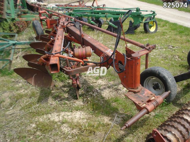 Tillage - Plows  Massey Ferguson 880 Plow Photo