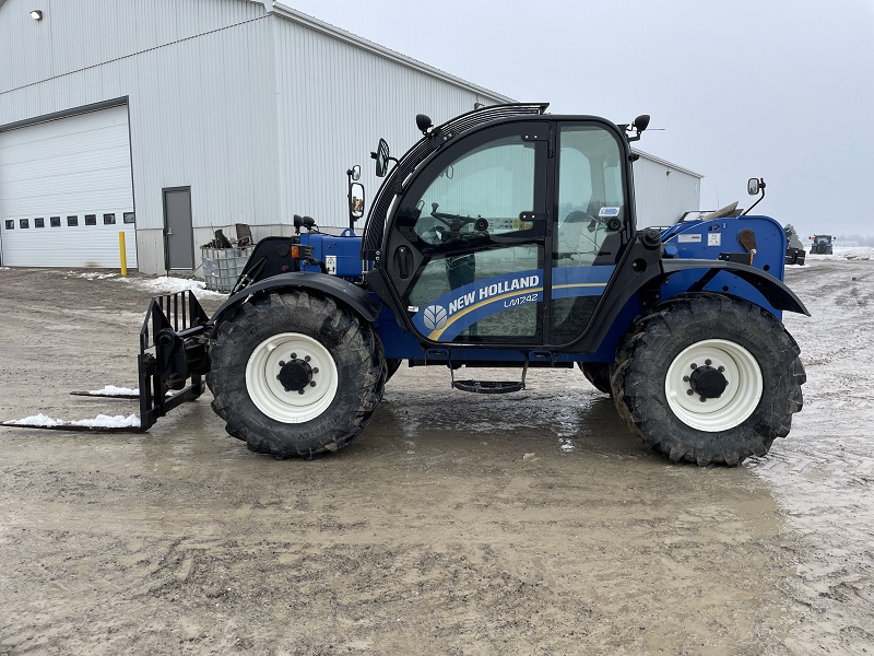 Landscape & Construction  We Finance All Types of Credit! - 2015 NEW HOLLAND LM7.42 ELITE TELEHANDLER Photo