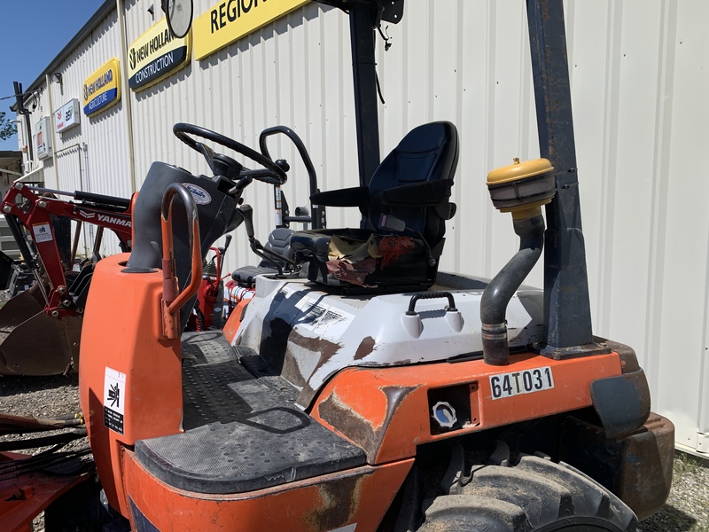 Landscape & Construction  We Finance All Types of Credit! - 2002 KUBOTA R520 COMPACT WHEEL LOADER Photo