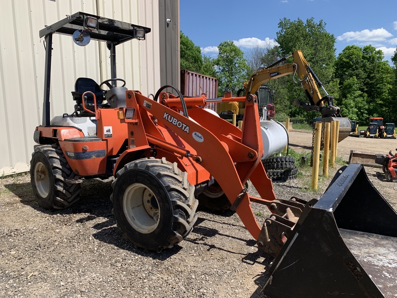 Landscape & Construction  We Finance All Types of Credit! - 2002 KUBOTA R520 COMPACT WHEEL LOADER Photo