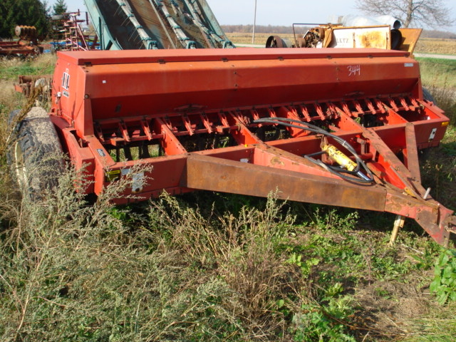 Planting  International 5100 Drill Photo