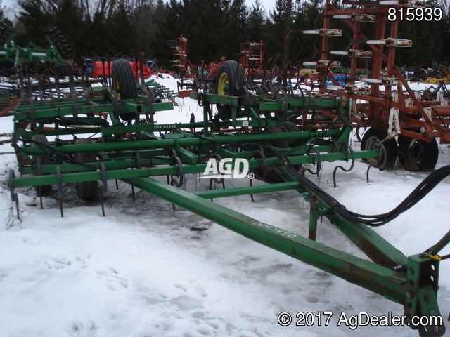 Tillage - Cultivators  John Deere 940 Cultivator Photo