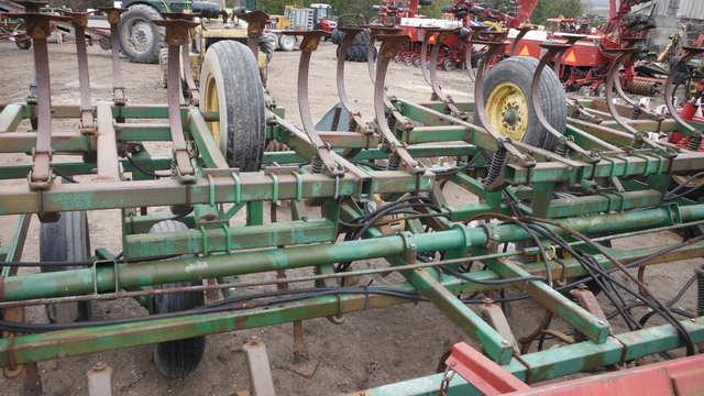 Tillage - Cultivators  John Deere 1010 Cultivator Photo