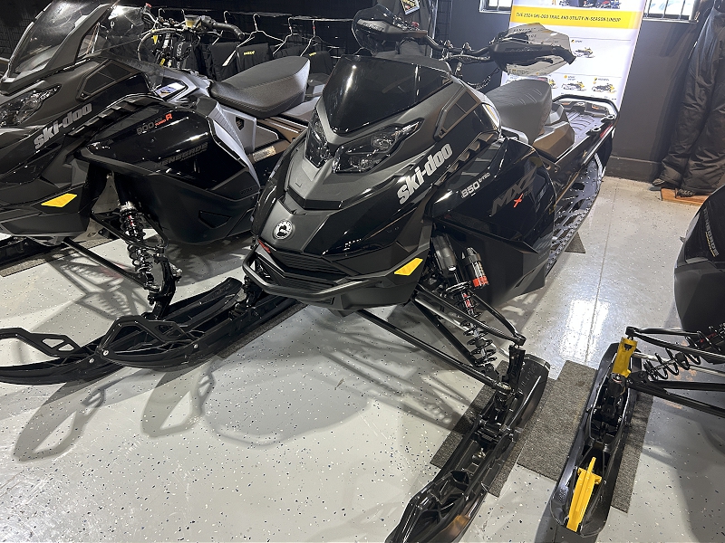 2024 SKI-DOO MXZ X-RS 850 E-TEC SNOWMOBILE WITH SMART-SHOX AND 10.25 TOUCHSCREEN