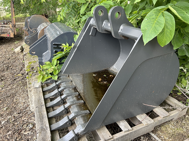 2024 CASE 36 INCH BACKHOE BUCKET