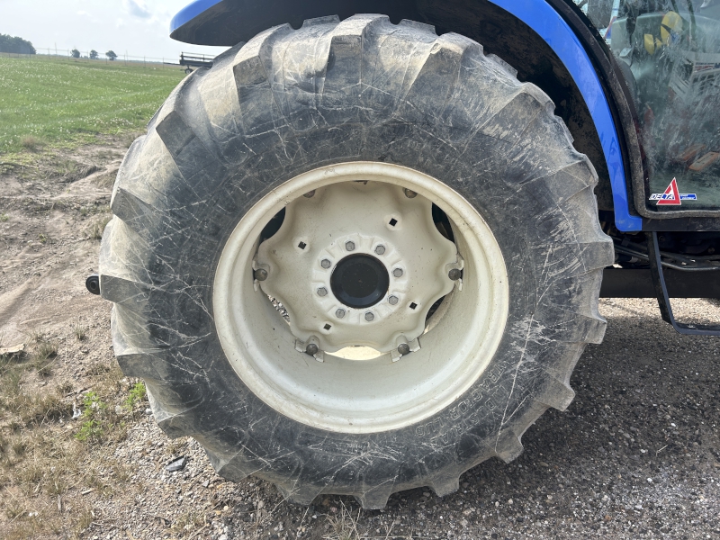 2008 NEW HOLLAND T2320 TRACTOR WITH LOADER