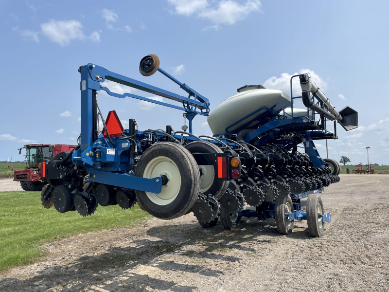 2022 KINZE 3665 16/32 ROW PLANTER