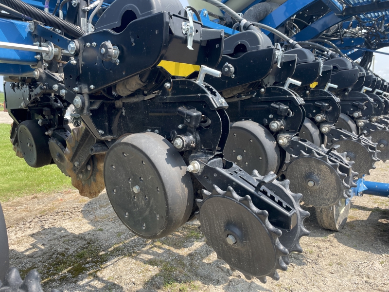 2022 KINZE 3665 16/32 ROW PLANTER