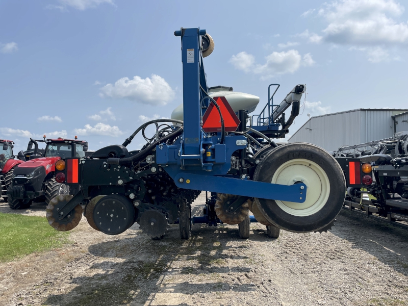 2022 KINZE 3665 16/32 ROW PLANTER