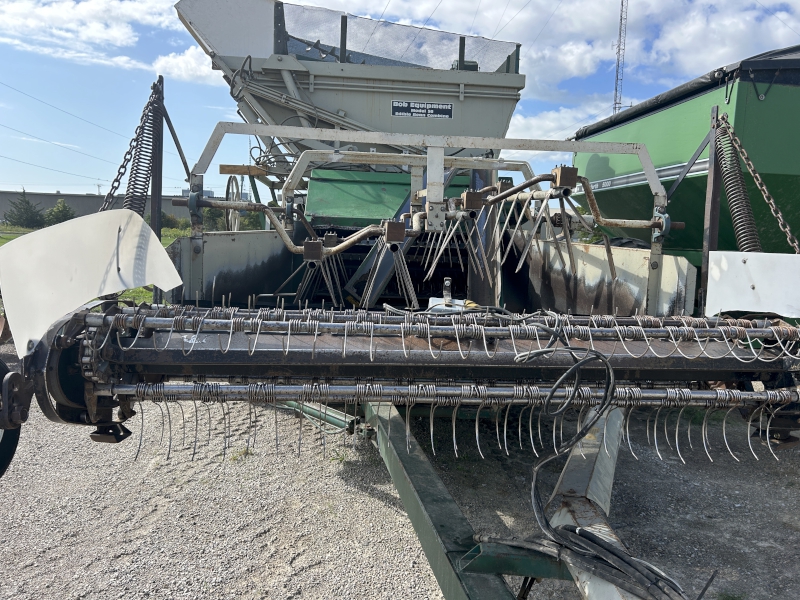 1997 BOB EQUIPMENT 56 BEAN PICKER PULL TYPE EDIBLE BEAN COMBINE