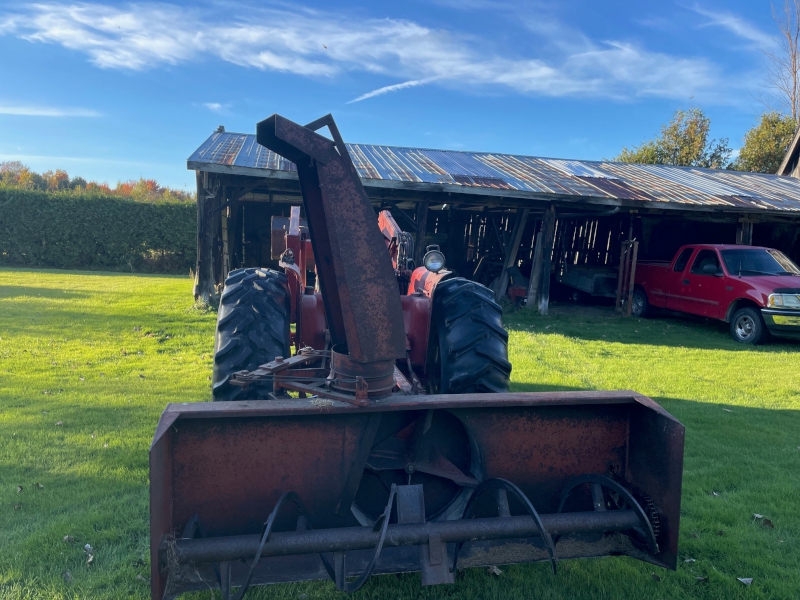 INTERNATIONAL 784 TRACTOR WITH LOADER