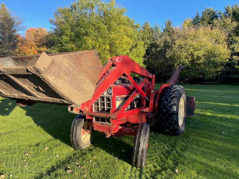 INTERNATIONAL 784 TRACTOR WITH LOADER