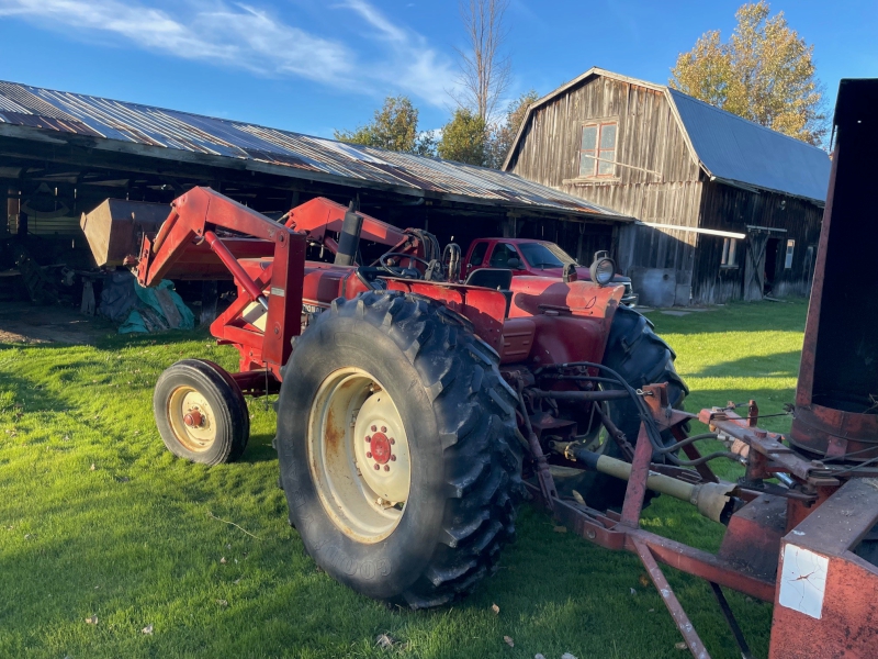 INTERNATIONAL 784 TRACTOR WITH LOADER