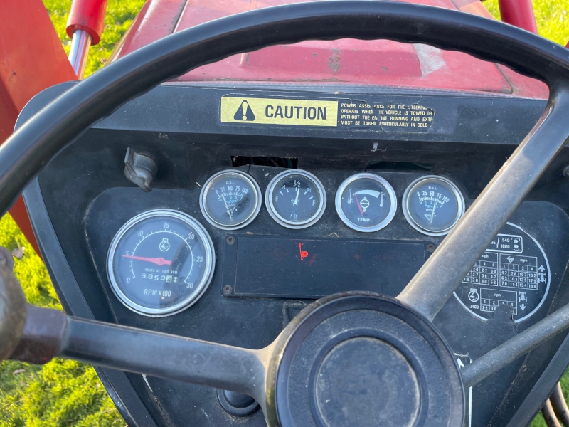 INTERNATIONAL 784 TRACTOR WITH LOADER