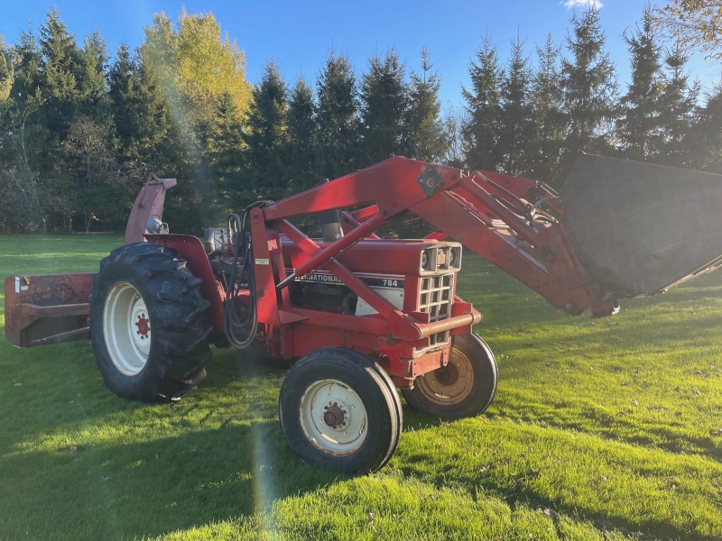 INTERNATIONAL 784 TRACTOR WITH LOADER