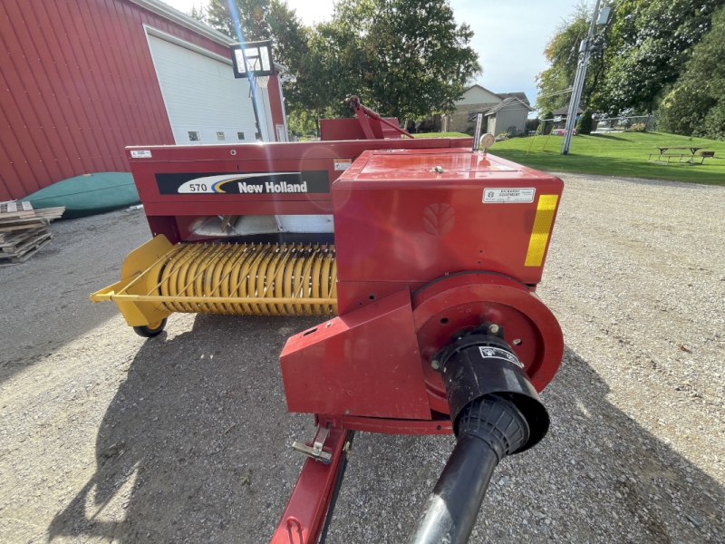 2005 NEW HOLLAND 570 SQUARE BALER WITH THROWER