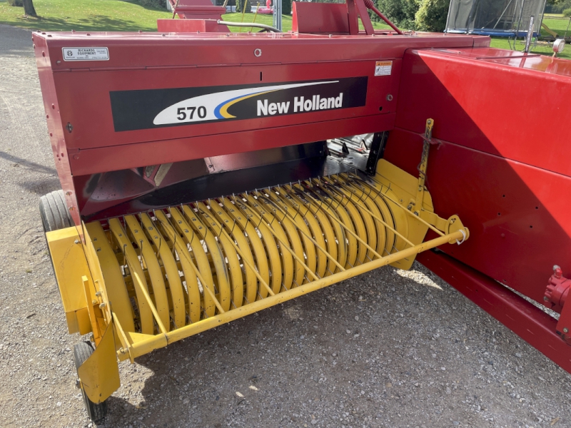 2005 NEW HOLLAND 570 SQUARE BALER WITH THROWER