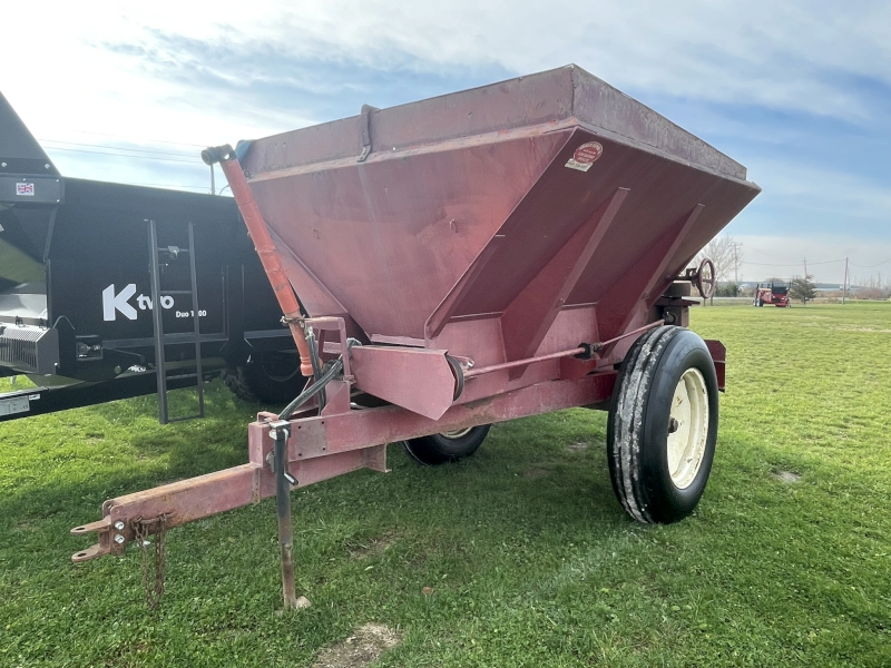 1980 CHANDLER 4 TONNE FERTILIZER SPREADER