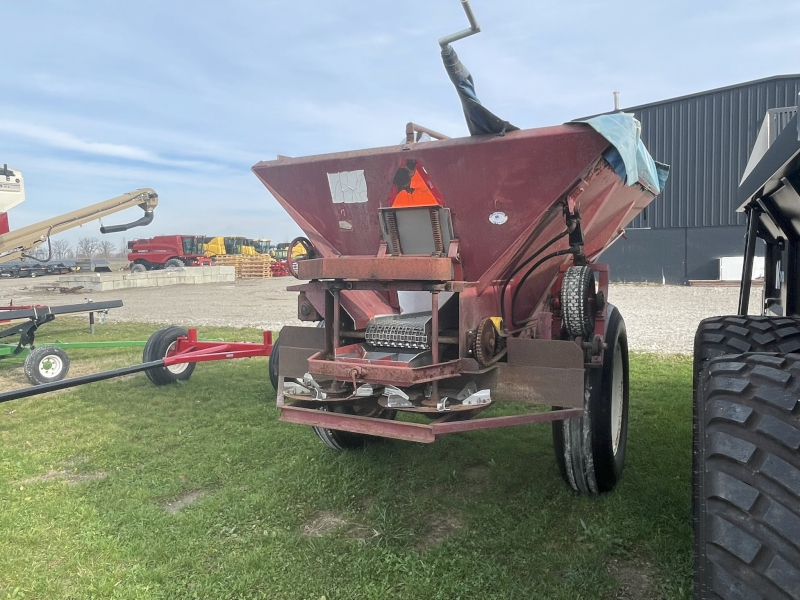 1980 CHANDLER 4 TONNE FERTILIZER SPREADER