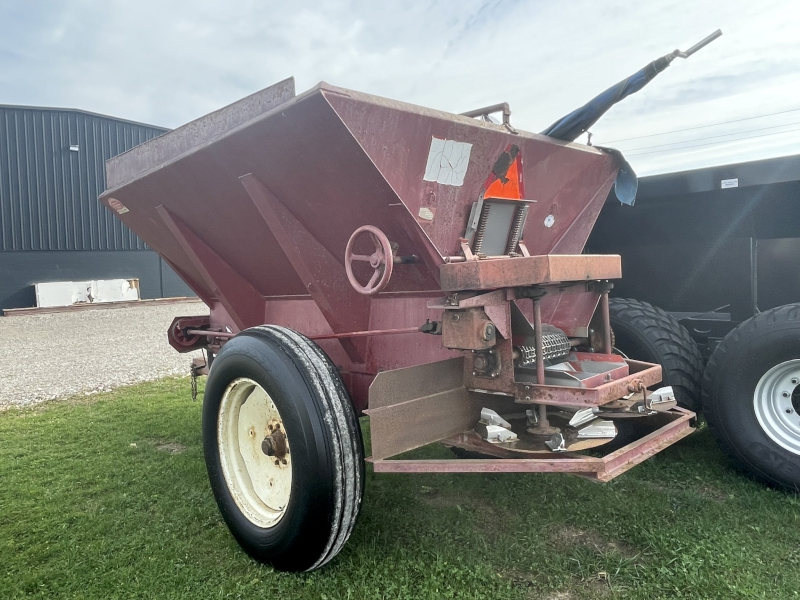 1980 CHANDLER 4 TONNE FERTILIZER SPREADER