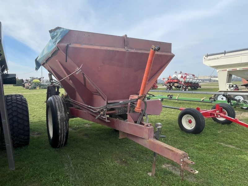 1980 CHANDLER 4 TONNE FERTILIZER SPREADER