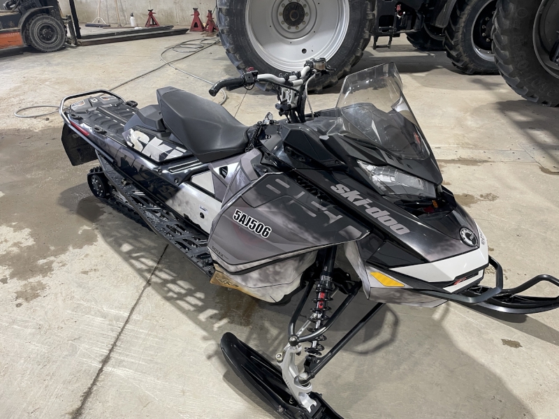 2017 SKI-DOO RENEGADE X 850 E-TEC SNOWMOBILE