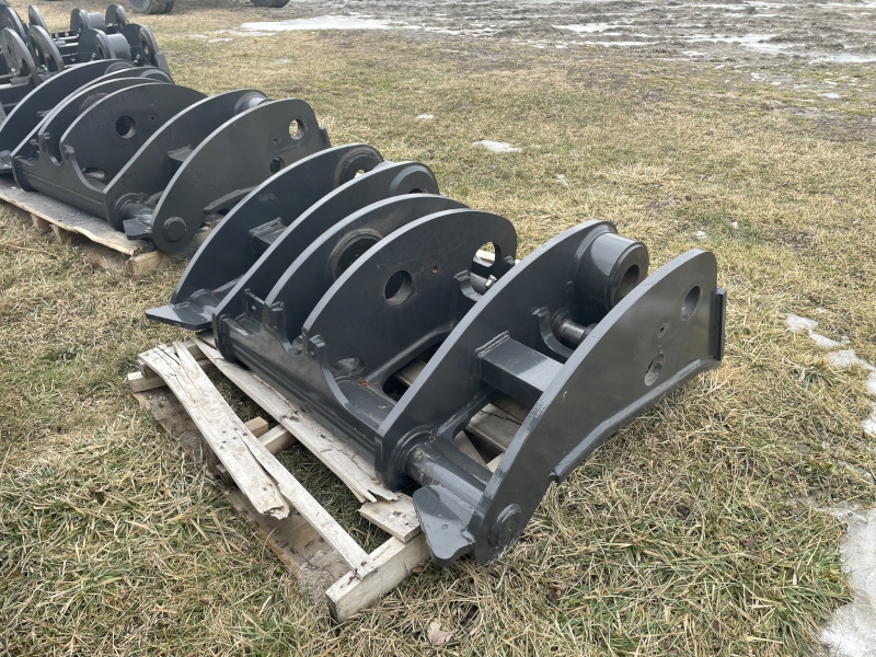 2024 CASE 821 WHEEL LOADER COUPLER