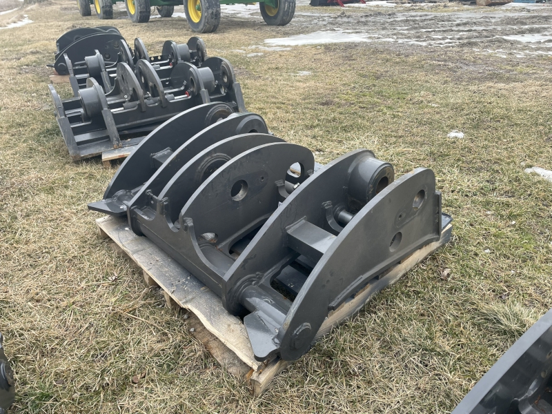 2024 CASE 821 WHEEL LOADER COUPLER