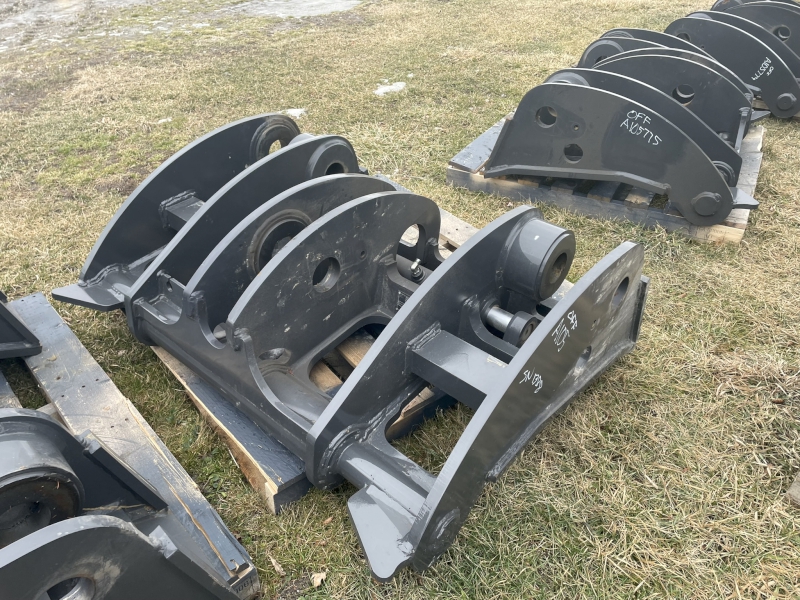 2024 CASE 821 WHEEL LOADER COUPLER