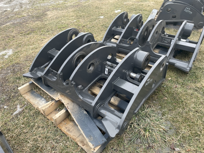 2024 CASE 821 WHEEL LOADER COUPLER