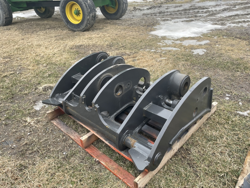 2024 CASE 821 WHEEL LOADER COUPLER