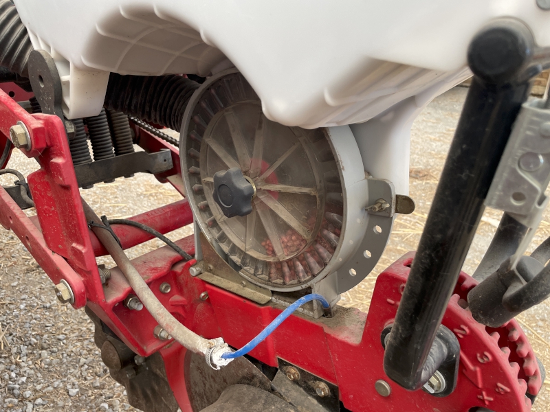 2018 MASSEY FERGUSON 9200 CORN PLANTER