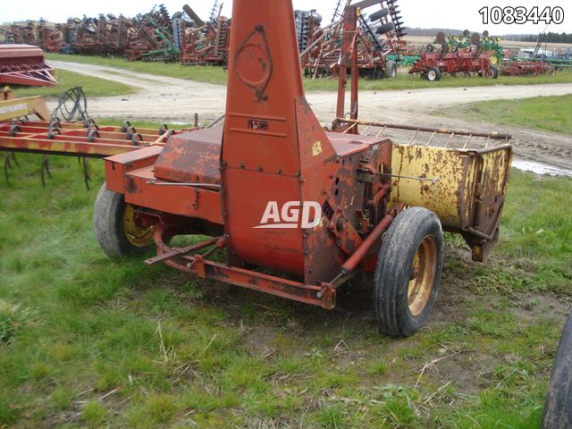 Hay/Forage/Livestock  New Holland 717 Forage Harvester Photo