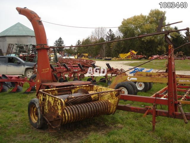 Hay/Forage/Livestock  New Holland 717 Forage Harvester Photo