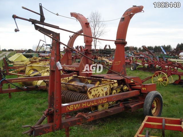 Hay/Forage/Livestock  New Holland 717 Forage Harvester Photo