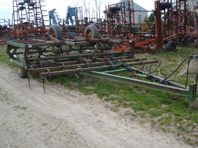 Tillage - Cultivators  John Deere 940 Cultivator Photo