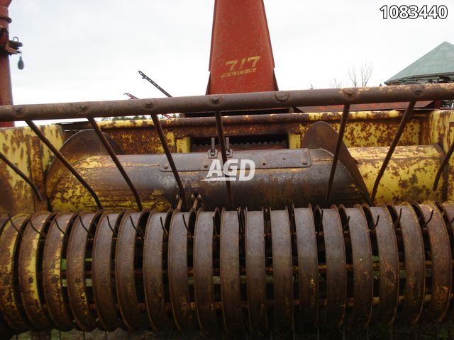 Hay/Forage/Livestock  New Holland 717 Forage Harvester Photo