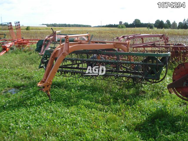 Hay/Forage/Livestock  New Idea 400 Rake Photo