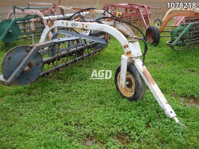 Hay/Forage/Livestock  New Idea 4151 Rake Photo