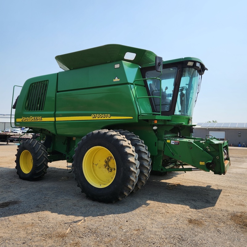 Combines & Harvesting Equipment  John Deere 9760 STS Combine Photo