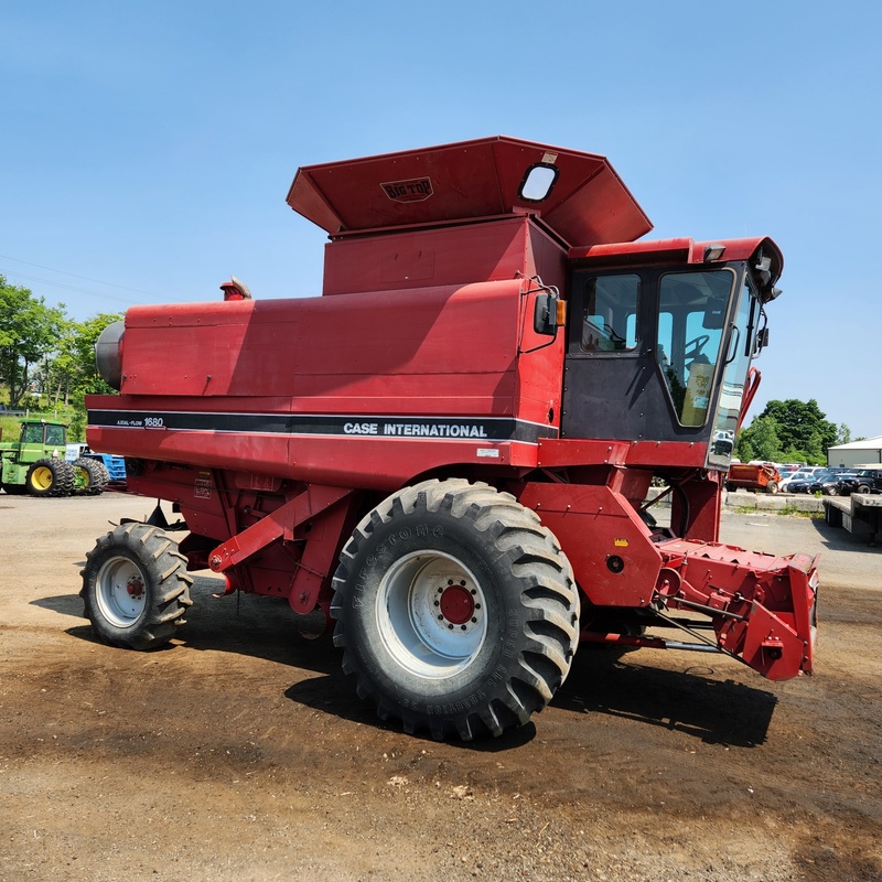 Combines & Harvesting Equipment  Case IH 1680 Combine Photo