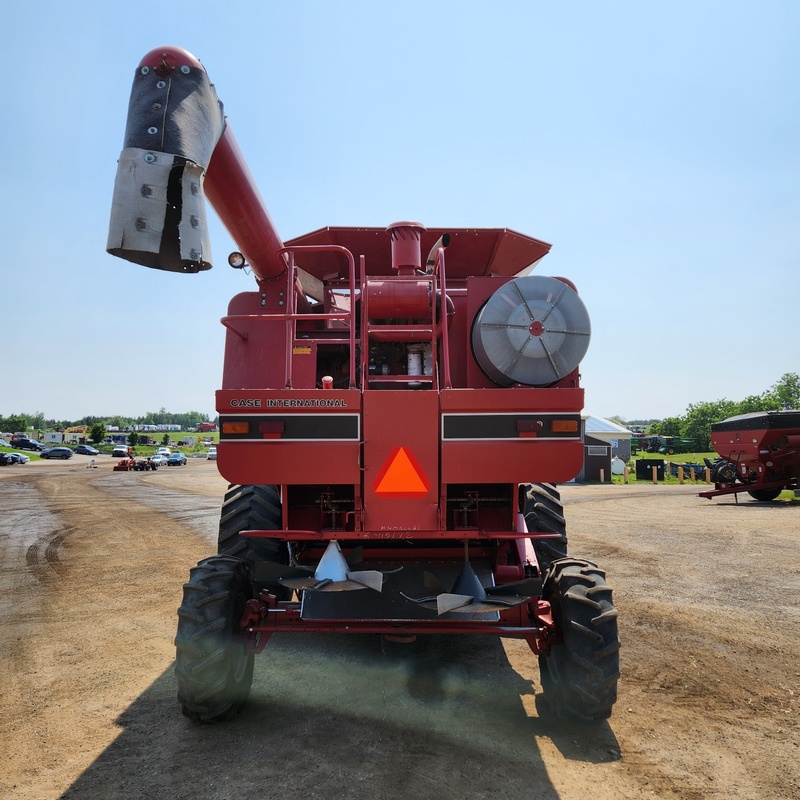 Combines & Harvesting Equipment  Case IH 1680 Combine Photo