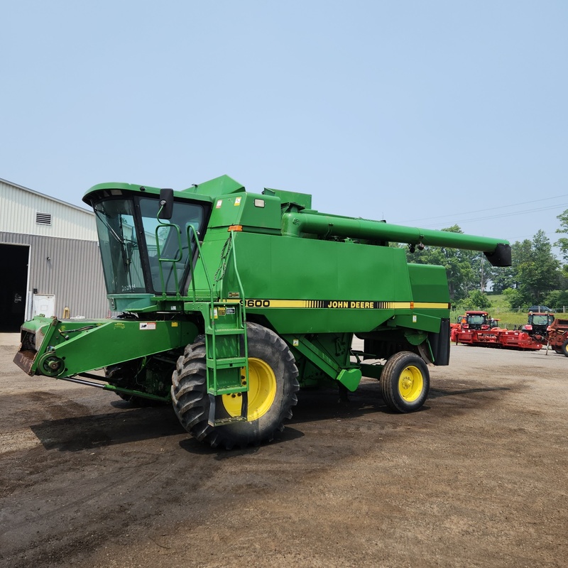 Combines & Harvesting Equipment  John Deere 9600 Combine  Photo