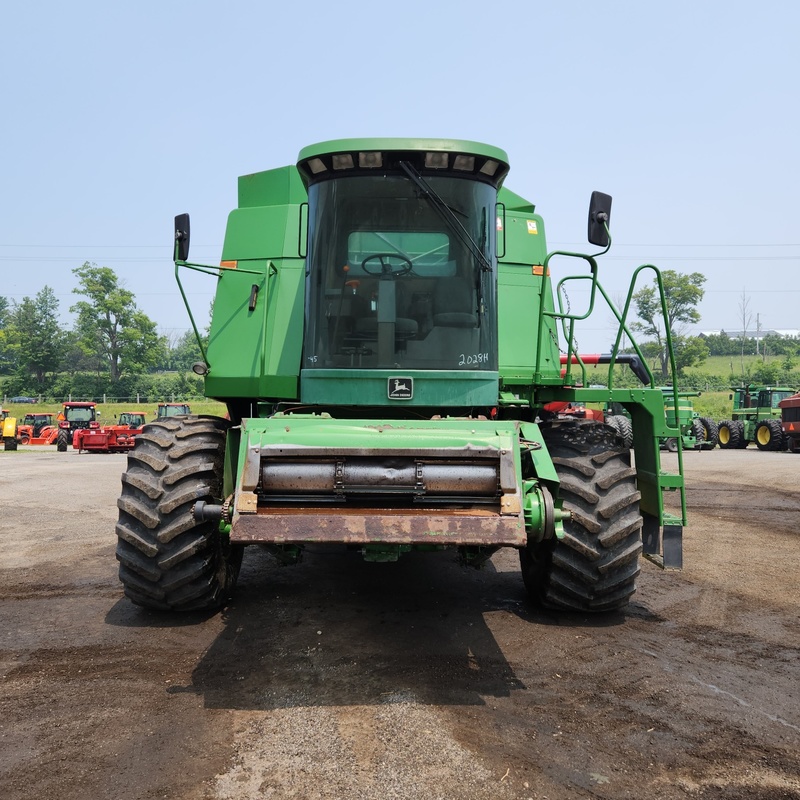 Combines & Harvesting Equipment  John Deere 9600 Combine  Photo