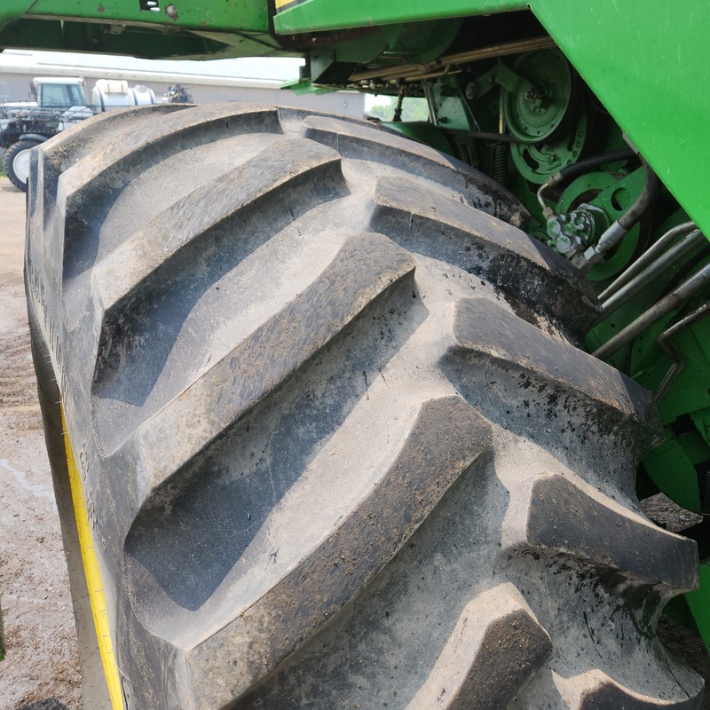 Combines & Harvesting Equipment  John Deere 9600 Combine  Photo